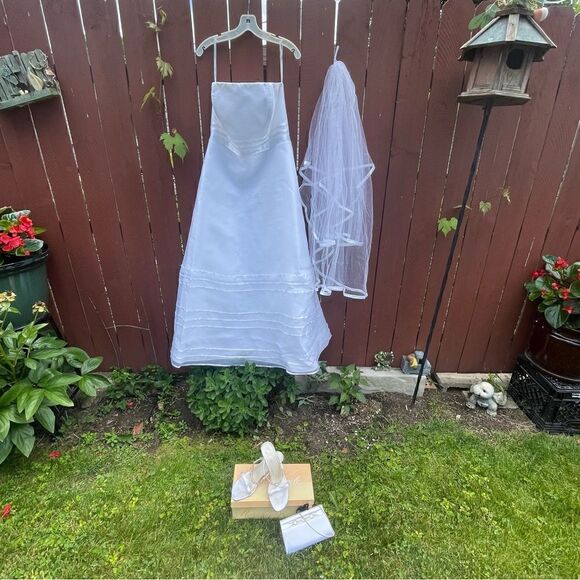 DAVID BRIDAL Wedding dress - Picture 3 of 16